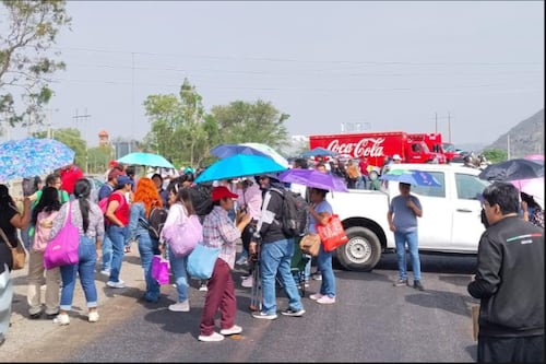 Pobladores desalojan a maestros de la CNTE tras bloqueo carretero en Oaxaca