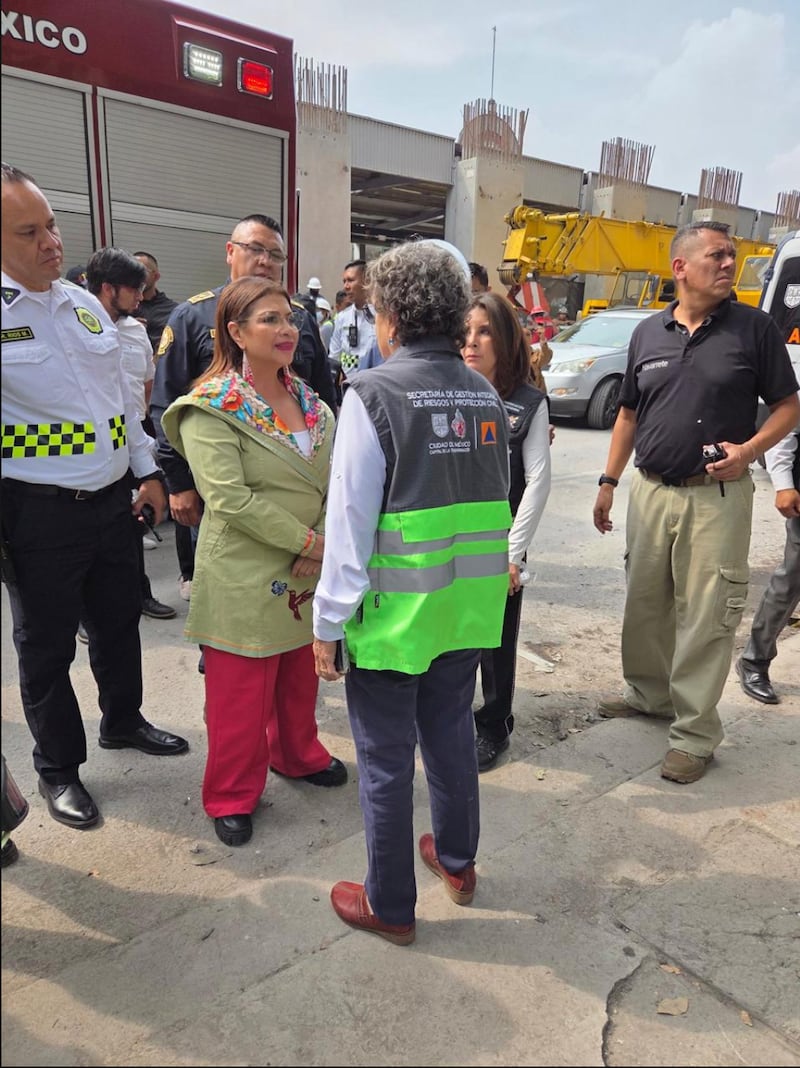 La Jefa de Gobierno de la CDMX, Clara Brugada, acude al edificio de colapso