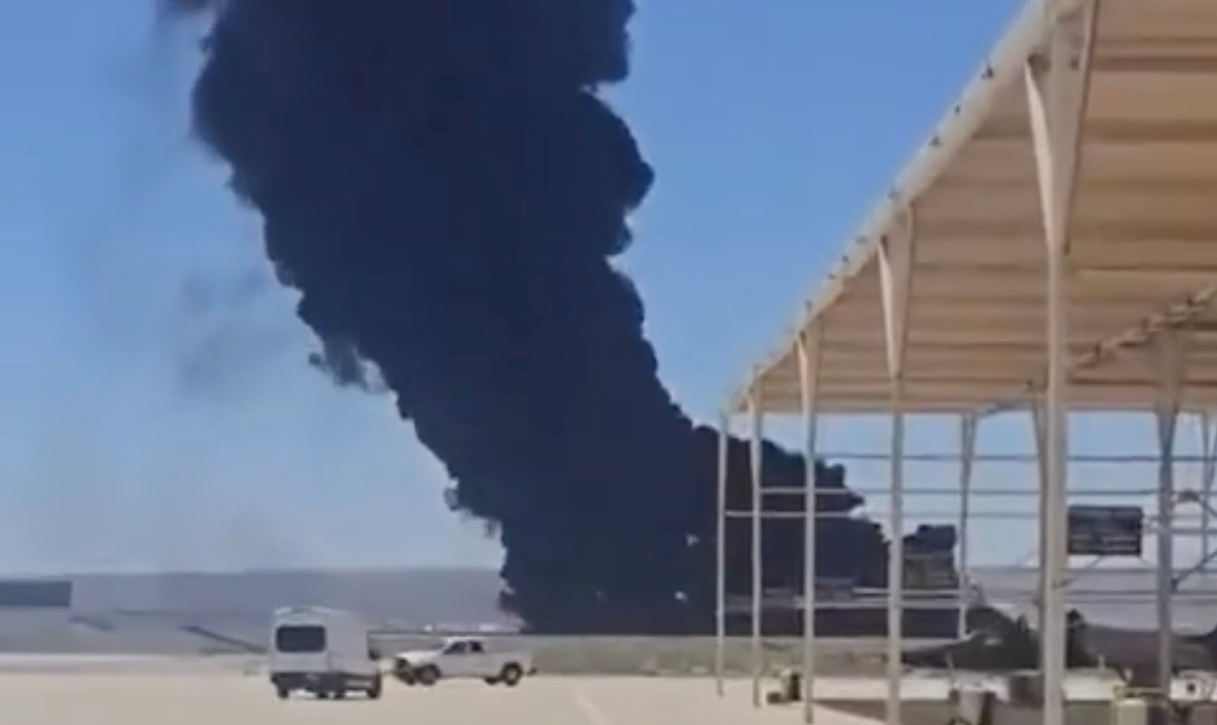 ¿Tercer accidente aéreo al hilo? Bombardero se estrella en California y temen ocho muertos