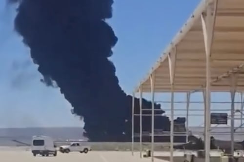¿Tercer accidente aéreo al hilo? Bombardero se estrella en California y temen ocho muertos