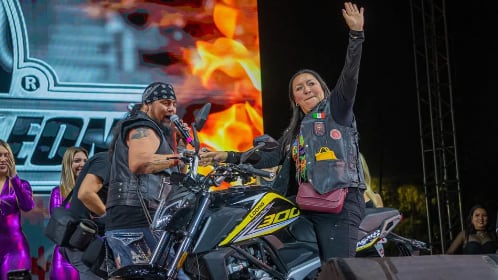 Edith Lizbeth ganó la motocicleta de la rifa de Motofiesta León 2026 y se la llevará hasta el Estado de México.