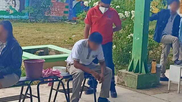 Alumnos de secundaria se intoxican con gas pimienta en Iguala, Guerrero.