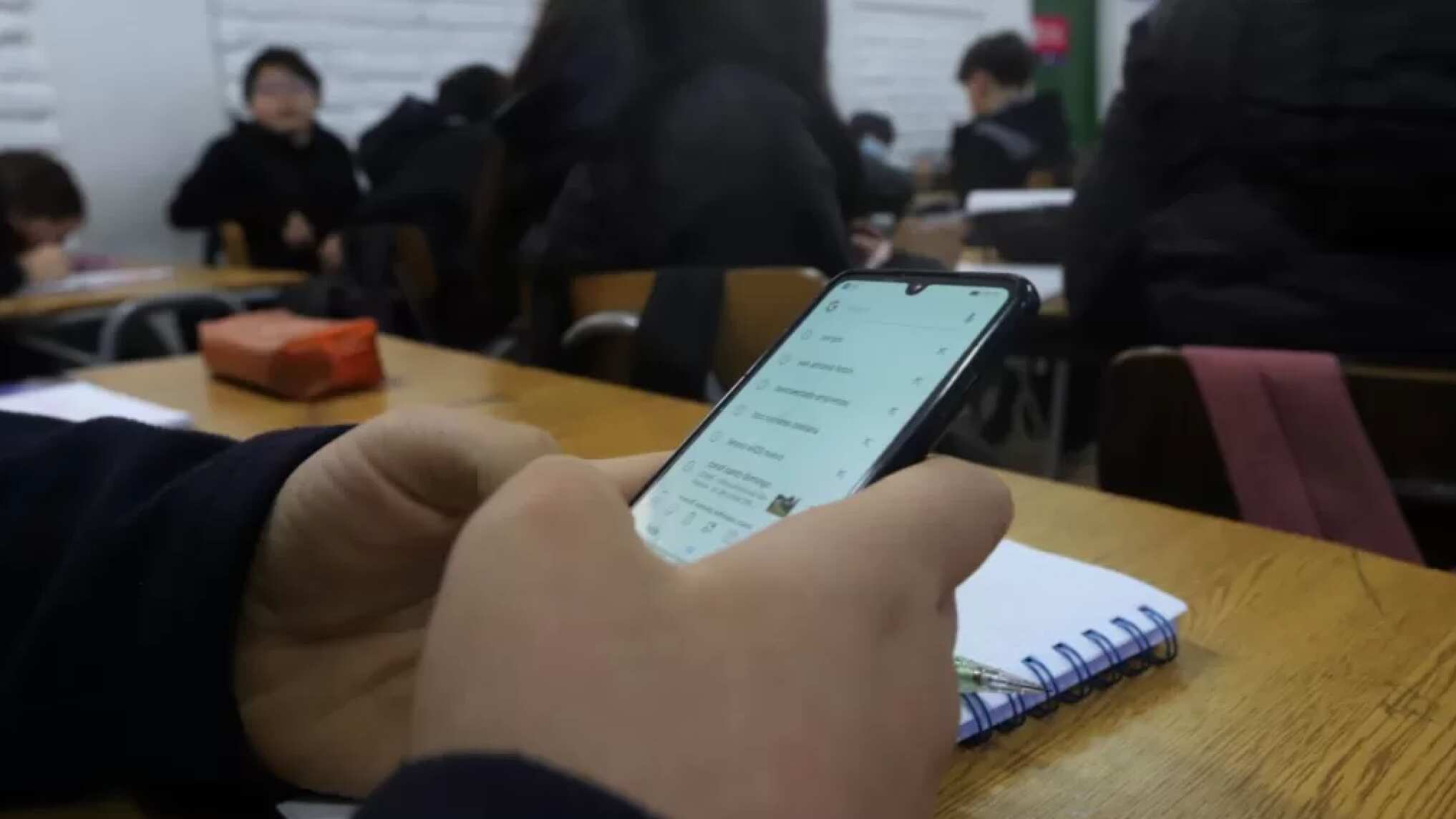 celular en salón de clases