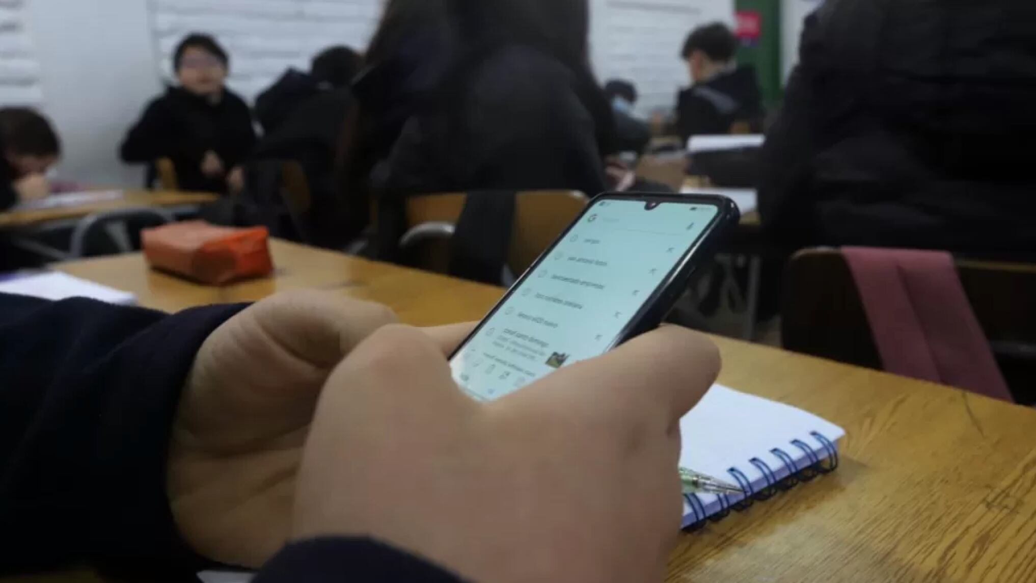 celular en salón de clases