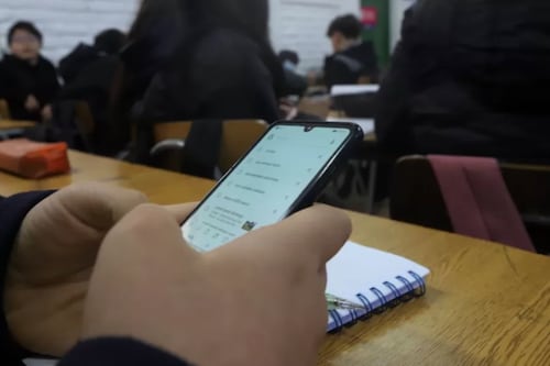 Uso excesivo de celulares en estudiantes alerta a la SEP; abre debate nacional