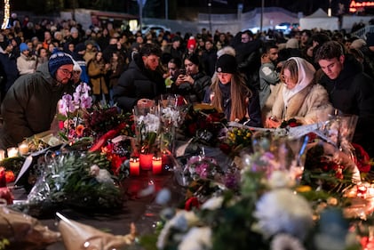 Cientos de personas homenajean a las víctimas de la tragedia de año nuevo en bar de Suiza