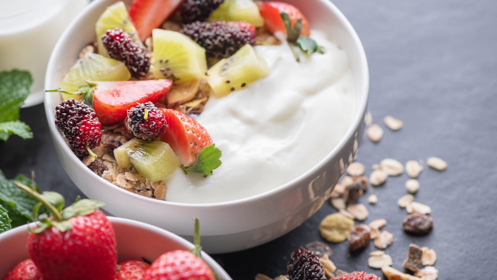 El yogur griego se posiciona como un alimento esencial en la dieta por su aporte de proteínas de absorción lenta, calcio y probióticos