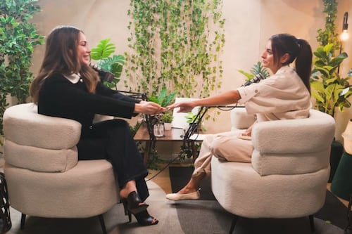 Video: Aislinn Derbez llora en entrevista con Camila Sodi, por la muerte de su madre; ella la consuela