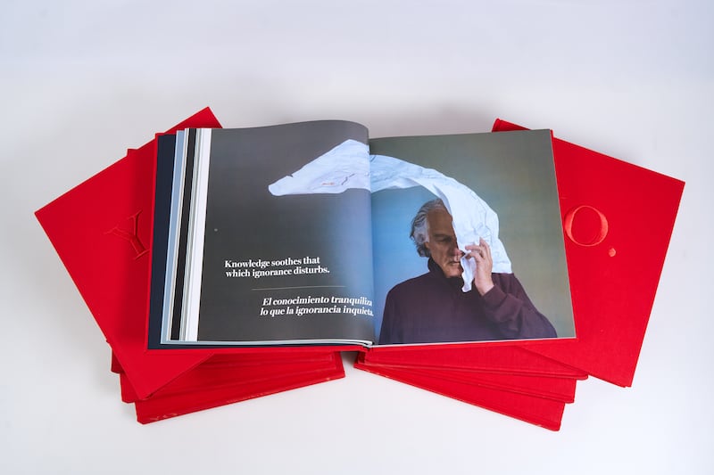 En esta obra Ricardo Elias convierte 26 años de columnas en objeto de arte con fotografía conceptual y pensamiento crítico