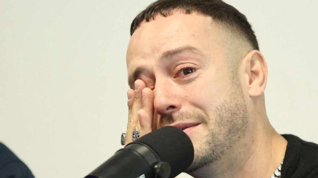 El cantante publicó una fotografía tras salir de la cárcel.