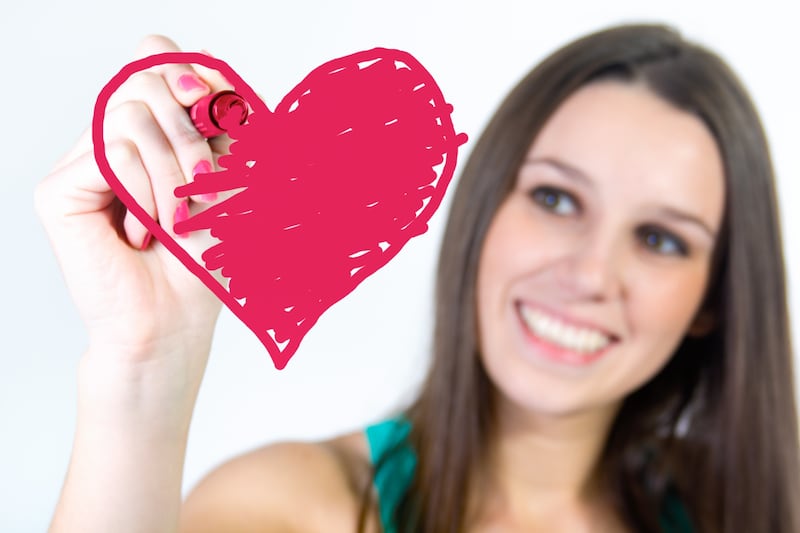 La escritora Carolina Concha explora lo que ocurre cuando la fama, el éxito y la vida aparentemente perfecta no logran llenar los vacíos emocionales