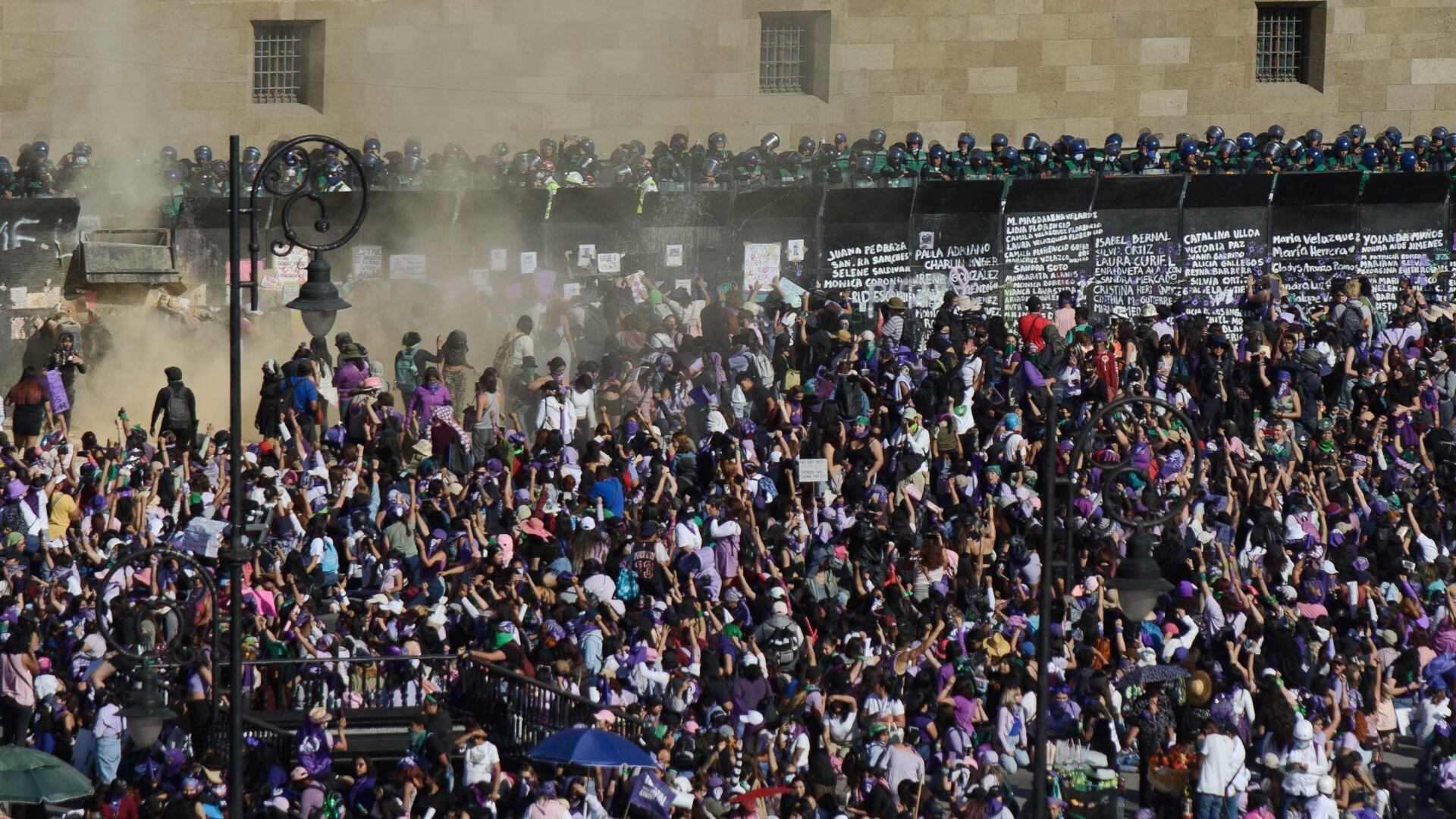 Enfrentamiento de mujeres y policías en Palacio Nacional