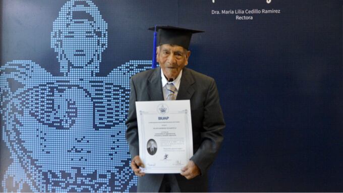 "He trabajado sin estudios, sin papeles, pero ya no es igual: ahora tengo el título, es muy diferente".