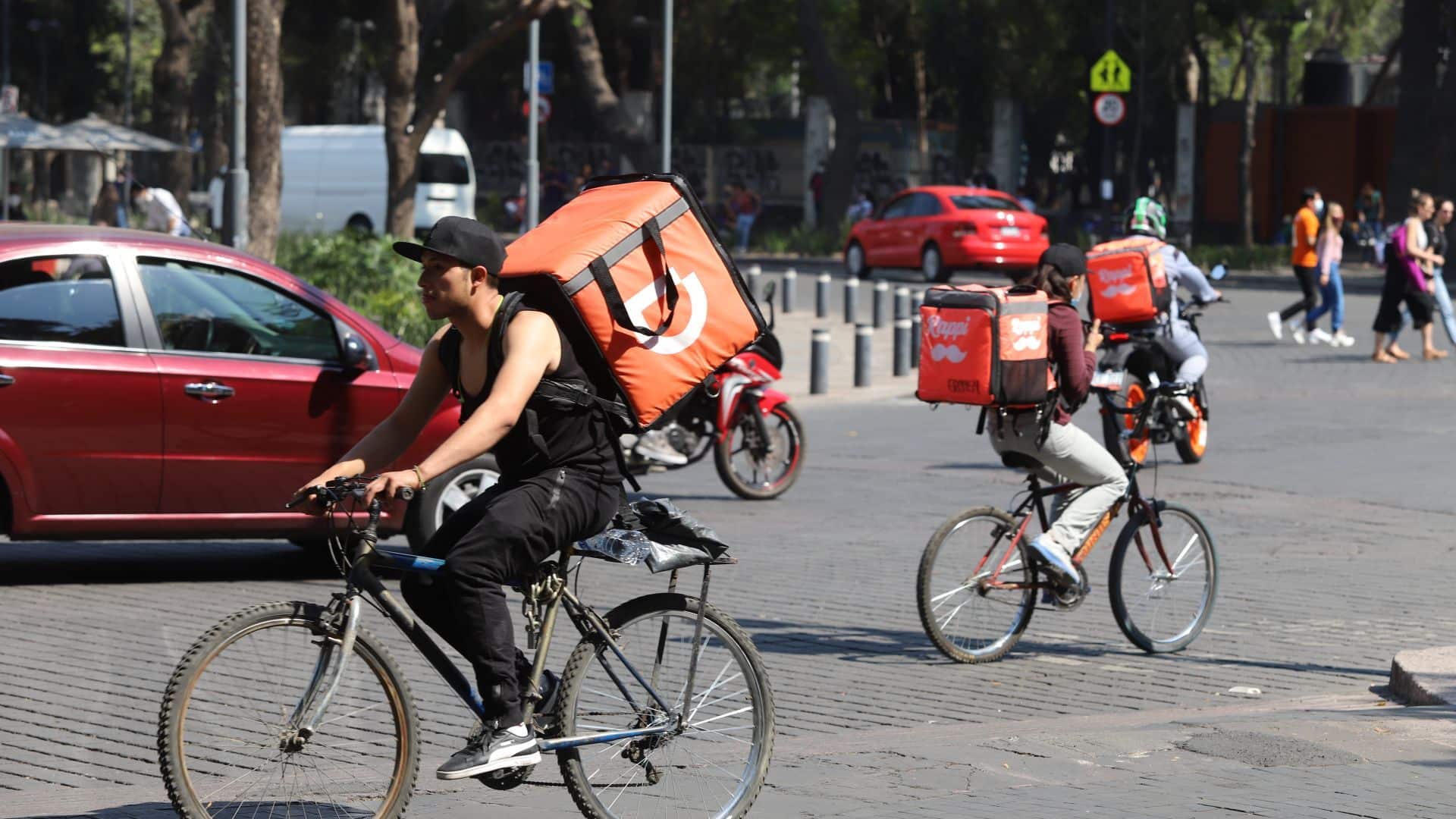 Diputados aprueban dictamen para derechos laborales de repartidores de aplicaciones