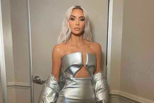 Kim Kardashian es criticada por el ‘Ridículo’ atuendo que usó en la fiesta de Navidad de Paris Hilton