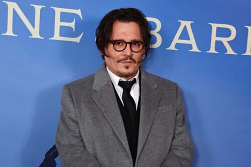 Johnny Depp vuelve a vestirse como Jack Sparrow para visitar a niños en hospital de España