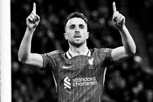 El futbol no olvida: Diogo Jota es homenajeado y sus padres reciben el premio entre lágrimas