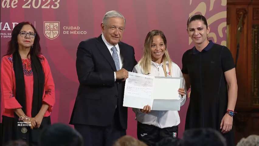 El presidente recibió a la delegación mexicana de los Juegos Centroamericanos y del Caribe.