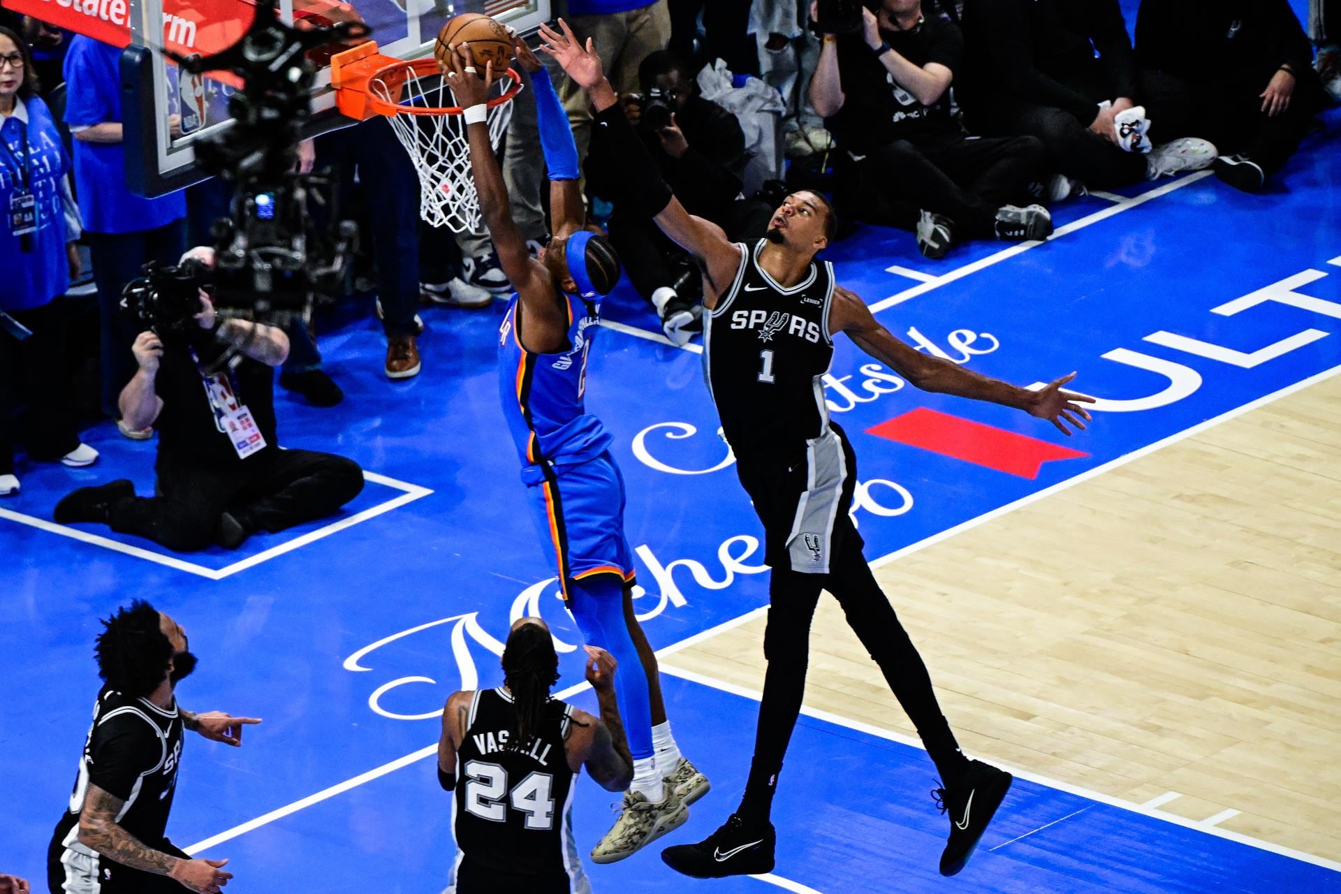 El base de Oklahoma City Thunder Shai Gilgeous-Alexander (c) lanza ante el pívot de San Antonio Spurs Victor Wembanyama (d).