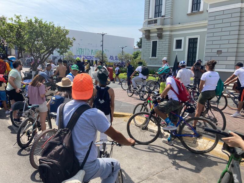 En total participaron alrededor de 80 personas en la protesta.