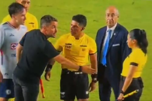 Le niega el saludo: Karen Díaz deja con la mano estirada a Nicolás Larcamón y estalla la polémica