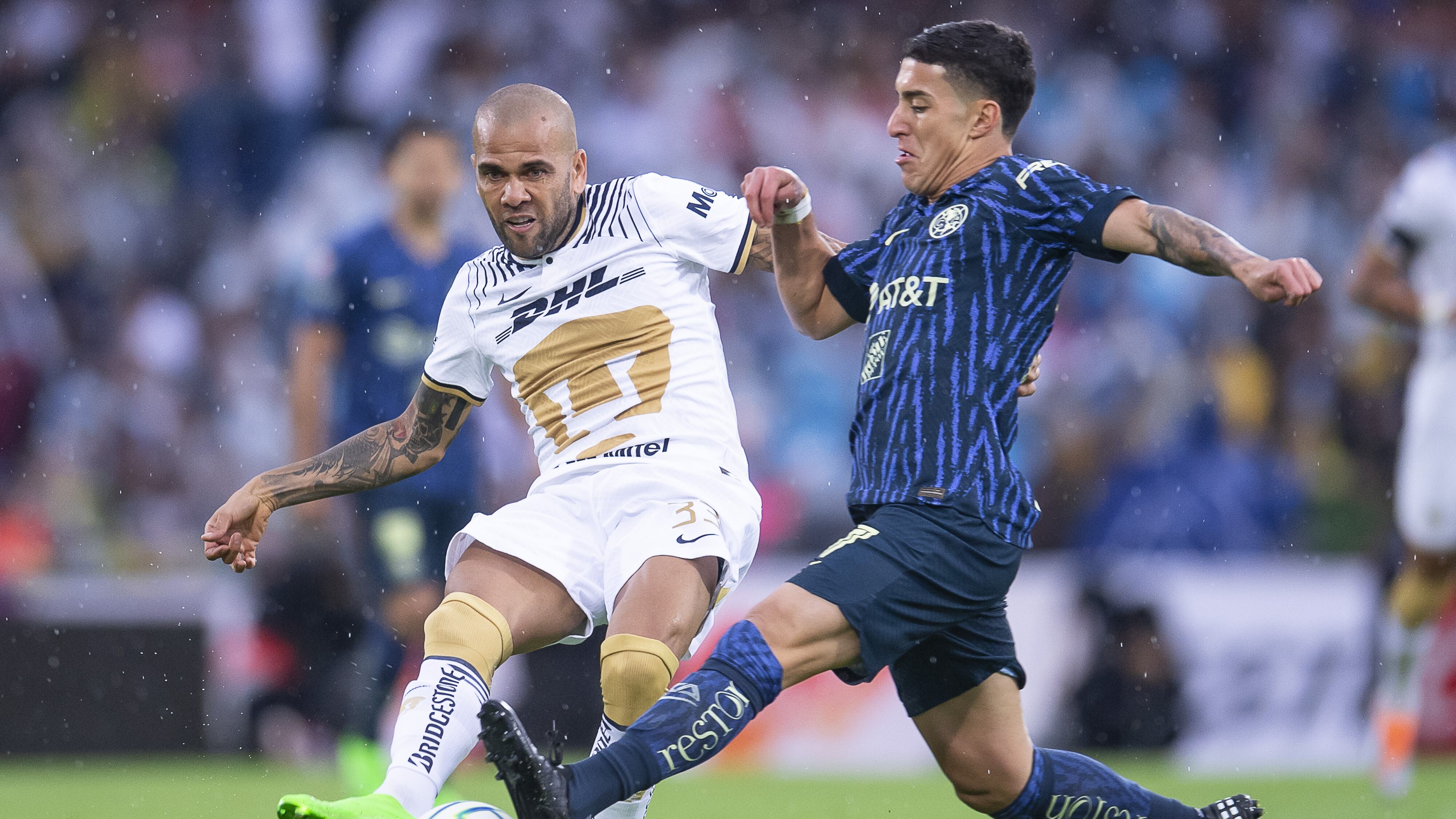 Dani Alves vive su primer clásico capitalino con Pumas