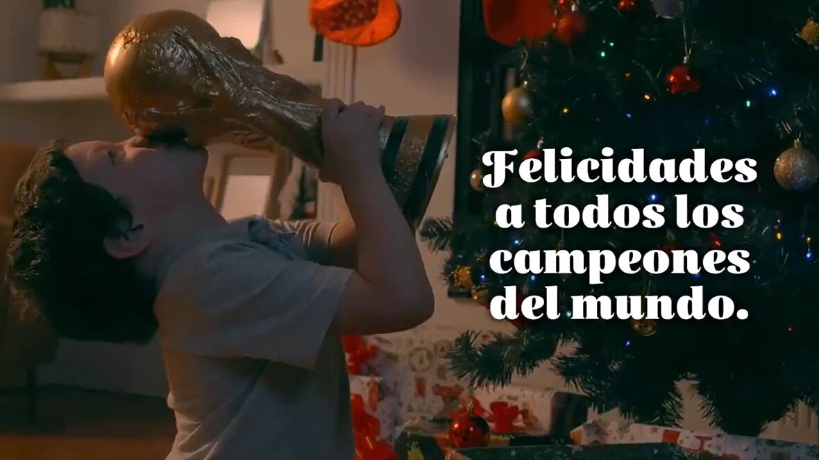 Argentina deseó feliz navidad a sus aficionados con la Copa del Mundo como regalo.