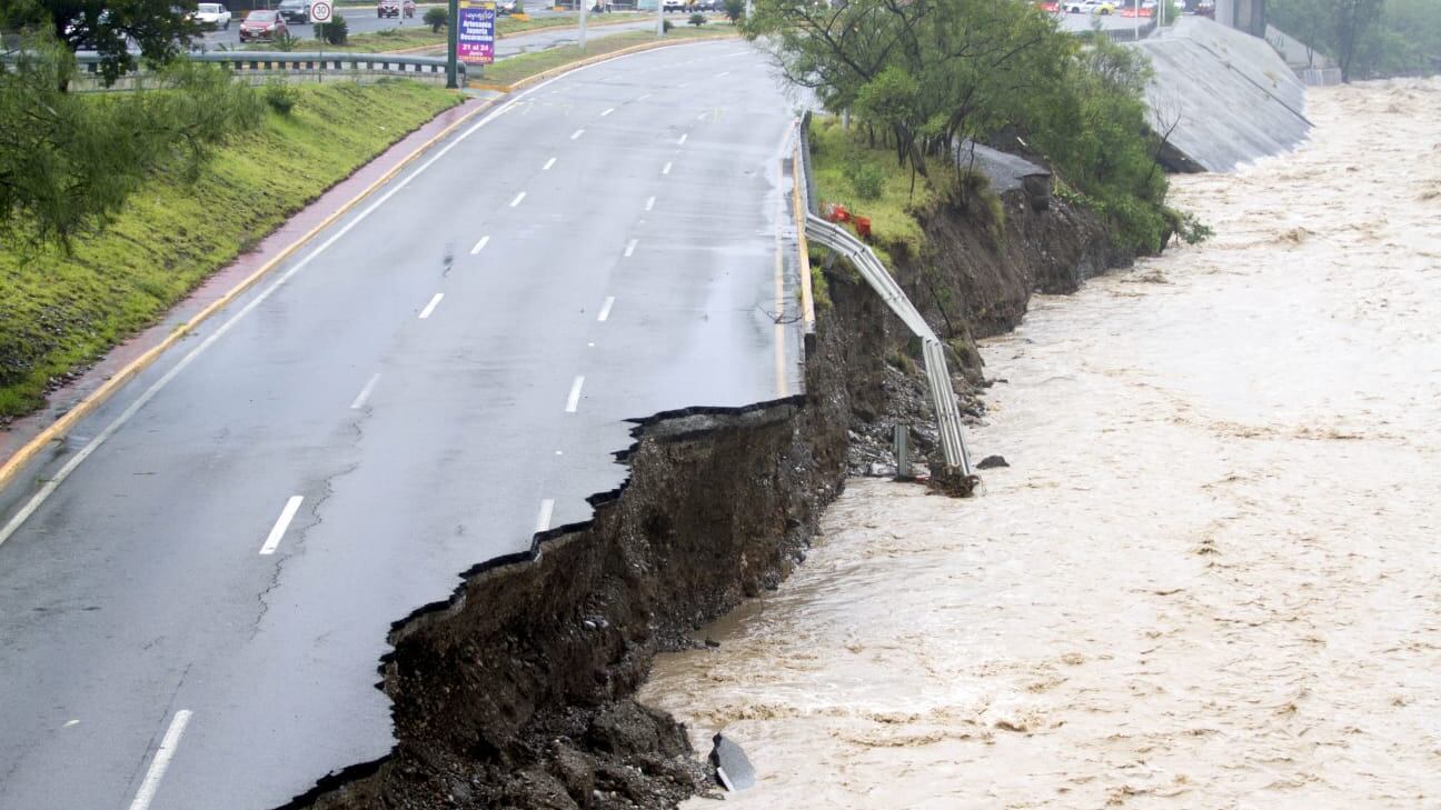 Las avenidas Morones Prieto y Constitución tuvieron serias afectaciones.