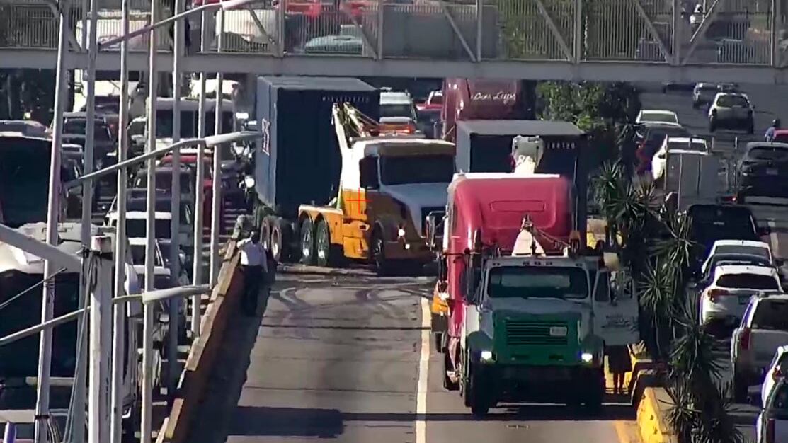En las maniobras para retirar el tráiler accidentado participan varias dependencias.