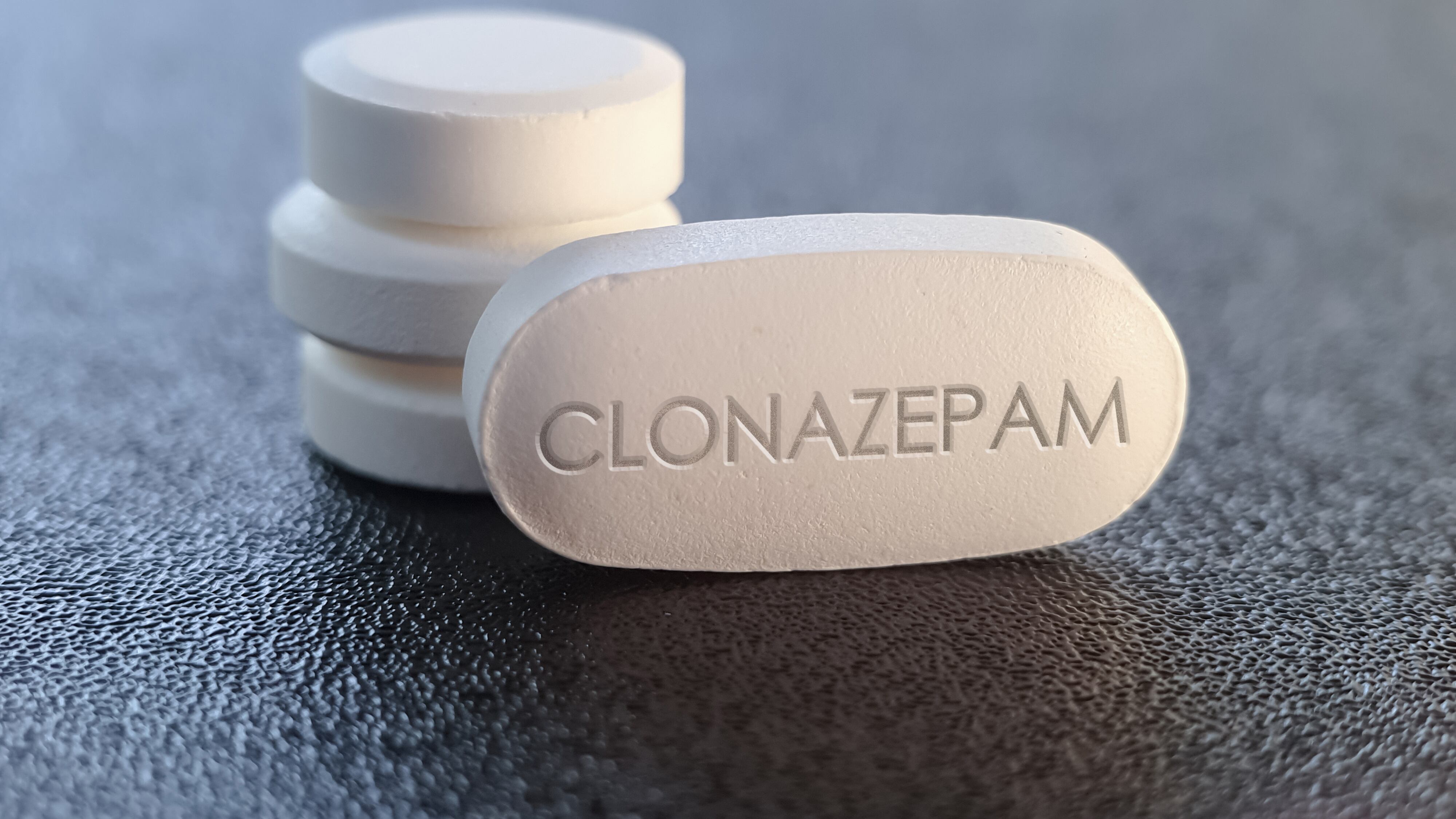 El clonazepam se usa para tratar casos de ansiedad, en ocasiones crisis convulsivas.