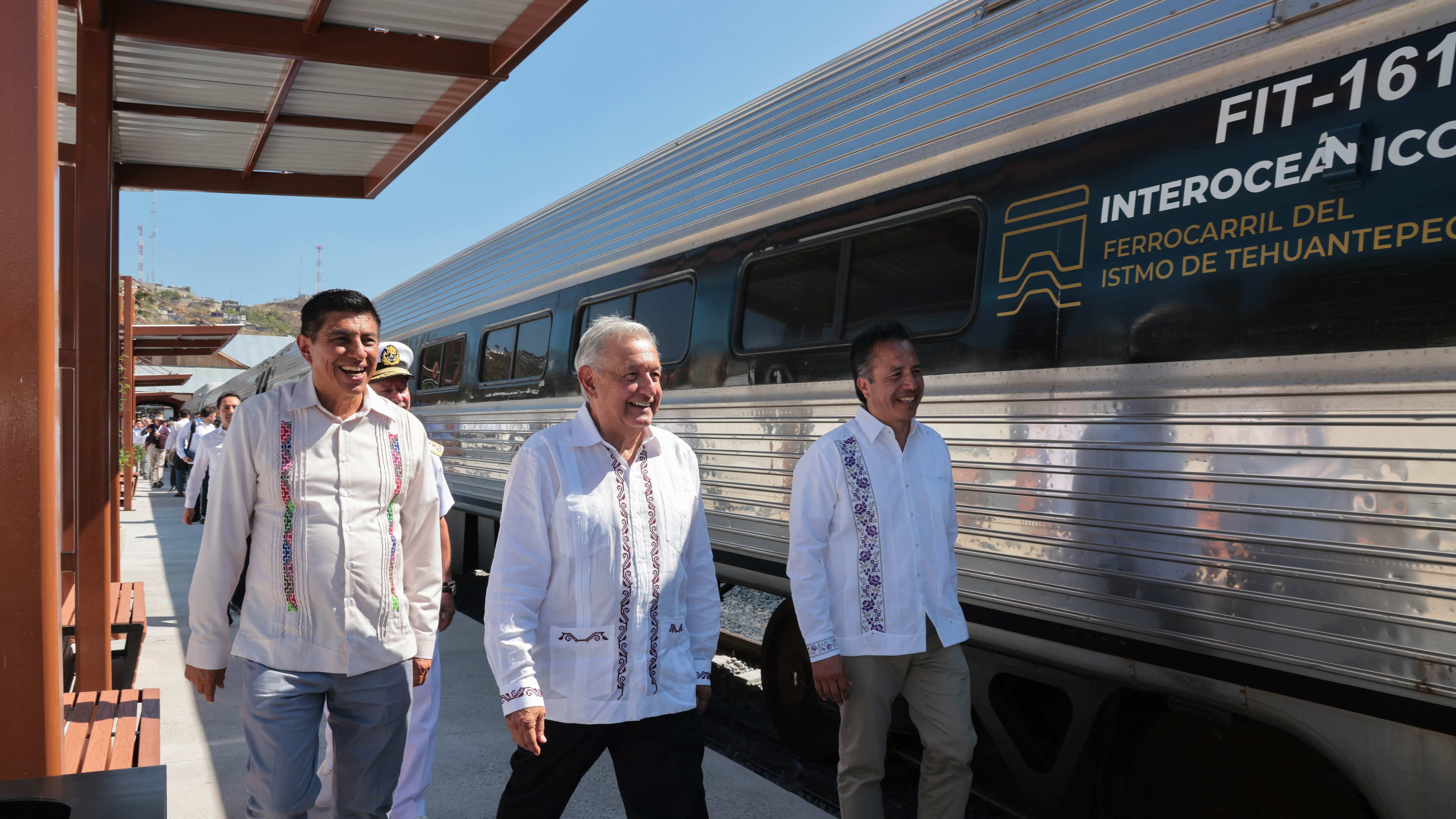 SALINA CRUZ, OAXACA, 22DICIEMBRE2023.- Salomón Jara Cruz, gobernador de Oaxaca, Andrés Manuel López Obrador, presidente de México, y Cuitláhuac García, gobernador de Veracruz, durante la Inauguración del Tren de Pasajeros del Istmo, Línea Z. 
FOTO: PRESIDENCIA/CUARTOSCURO.COM
