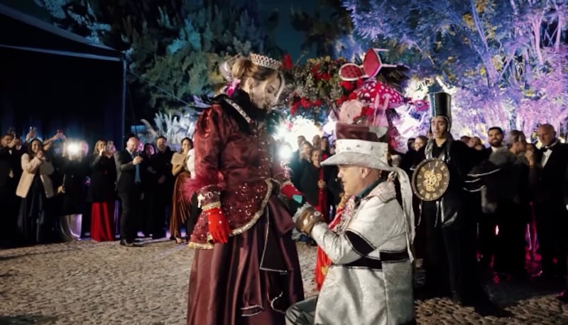 Con la temática de Alicia en el país de la maravillas un hombre pidió matrimonio a una mujer en Guanajuato que por su espectacularidad se ha hecho viral.