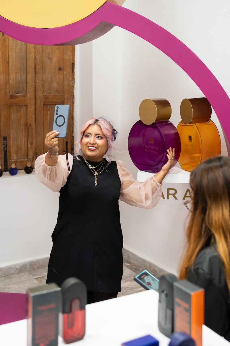 La nueva muestra del Museo del Perfume (MUPE) rinde homenaje a más de un siglo de historia de Avon, revelando cómo sus fragancias han marcado generaciones, empoderado a mujeres y dejado huella en la memoria colectiva