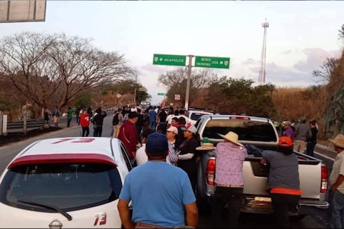 Bloqueo en la Autopista del Sol deja varados a cientos de automovilistas