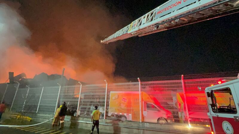 Al combate se sumaron cuerpos de emergencia de toda la ciudad.