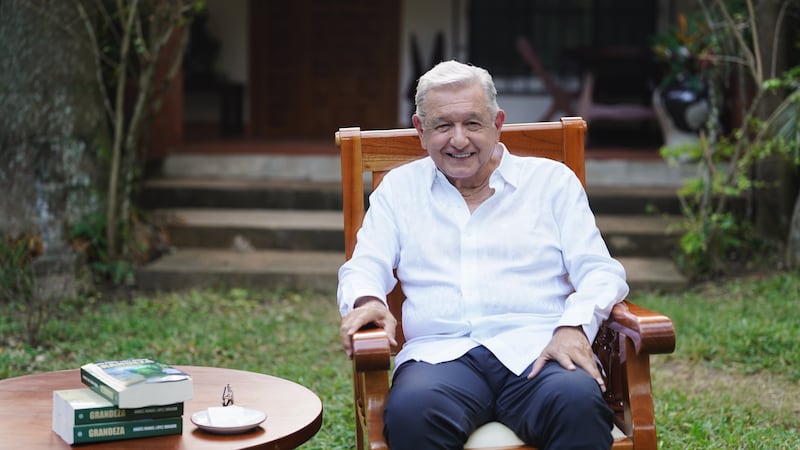Reaparece AMLO y critica a Trump: “Estados Unidos está tramando debilitar a Morena”