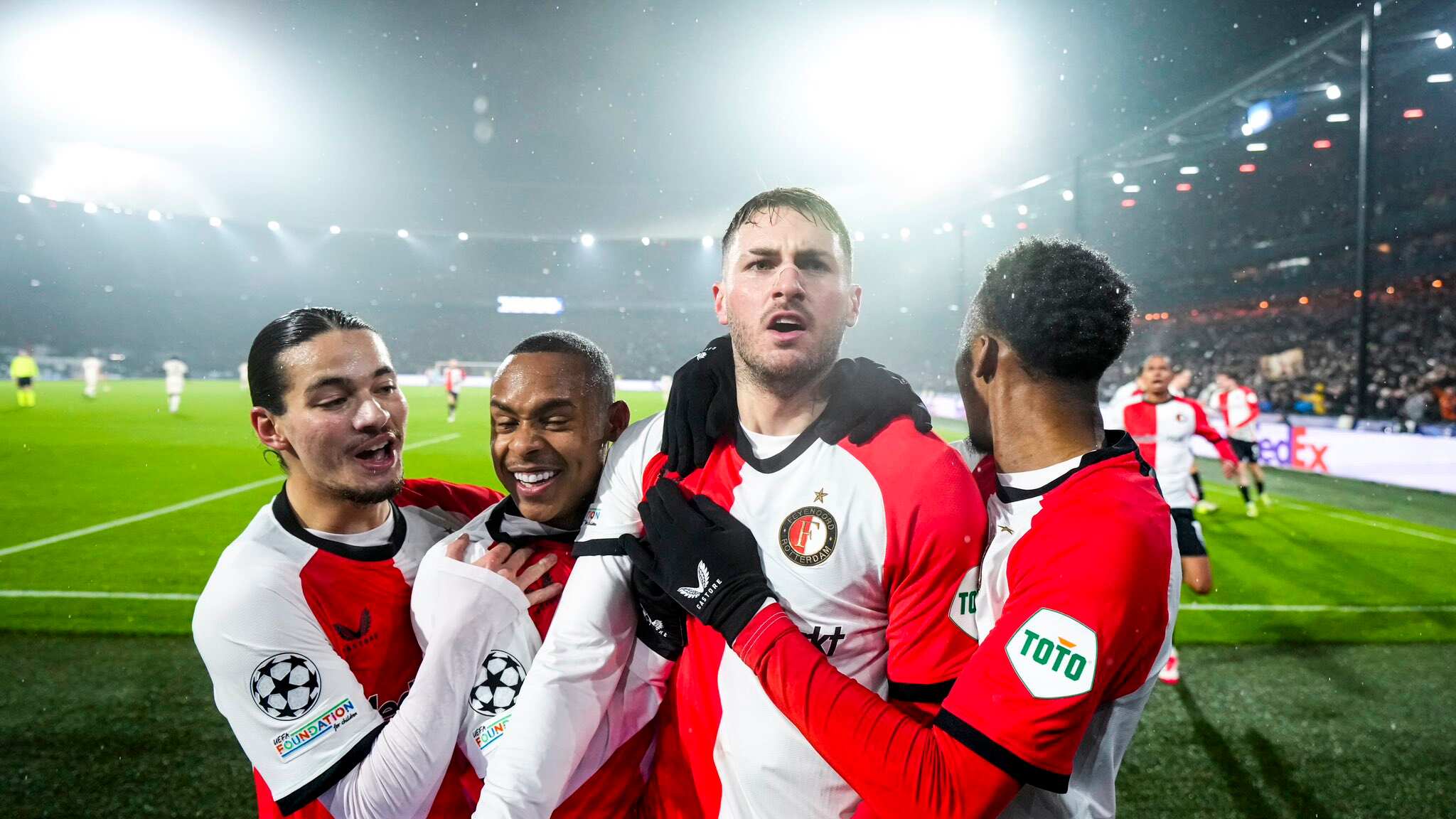 Santiago Giménez ya suma 64 goles en Europa.