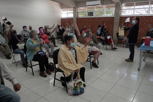 Maestros de Jalisco esperan turno para vacunación