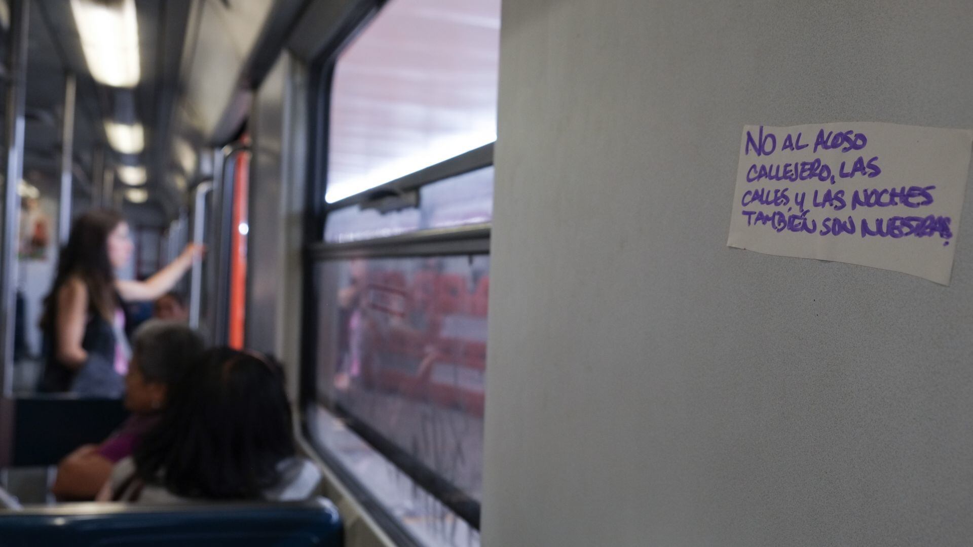 Las mujeres sufren de acoso en el transporte público.