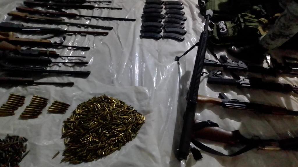 Armas de fuego aseguradas por las autoridades federales, entre ellos un fusil de calibre 50.