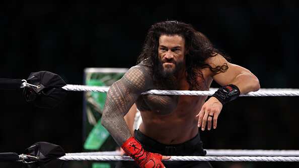FILADELFIA, PENSILVANIA – 6 DE ABRIL: Roman Reigns observa durante la primera noche de WrestleMania 40 en el Lincoln Financial Field el 6 de abril de 2024 en Filadelfia, Pensilvania. (Foto de Tim Nwachukwu/Getty Images)