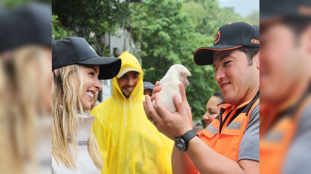 El gobernador espera que este perrito no le ladre porque sus otras siete mascotas sí lo hacen.