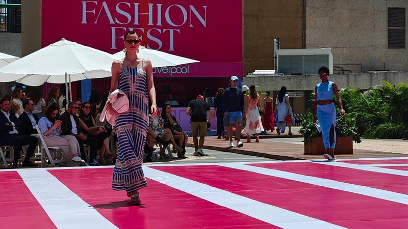 Con Fashion Fest, los conjuntos formales regresan con fuerza, transitando suavemente desde trajes sastre hasta vestidos con volantes para eventos de día