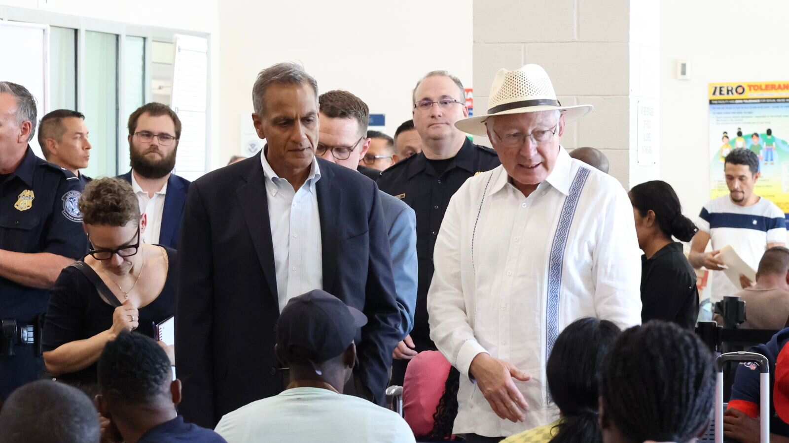 Ken Salazar confirmó la demanda contra el gobernador de Texas, Greg Abbott por violar la Ley de ríos de 1899.