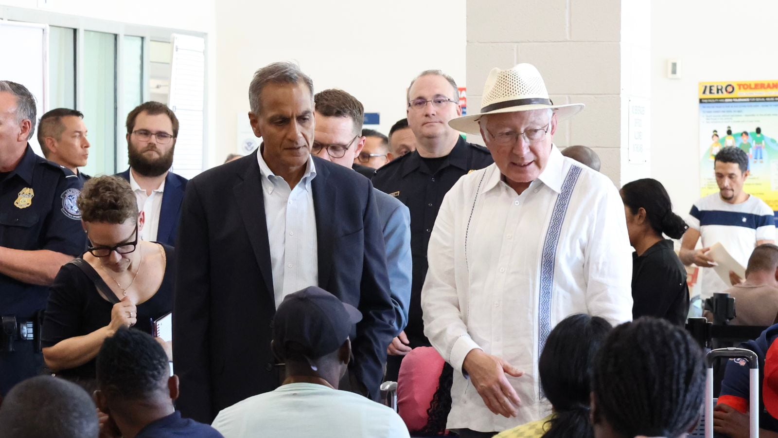 Ken Salazar confirmó la demanda contra el gobernador de Texas, Greg Abbott por violar la Ley de ríos de 1899.