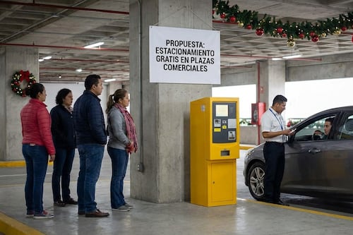 Pagar por comprar: proponen diputados estacionamiento gratis en plazas y centros comerciales