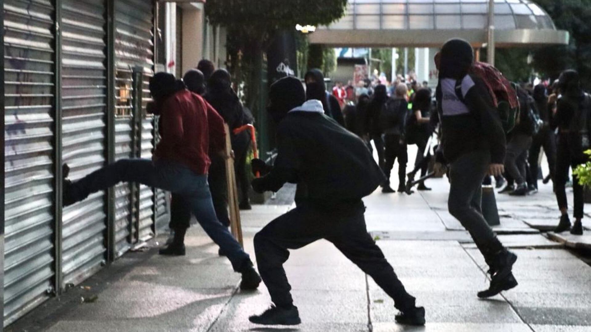 Comercios registran pérdidas millonarias por manifestaciones y actos vandálicos.