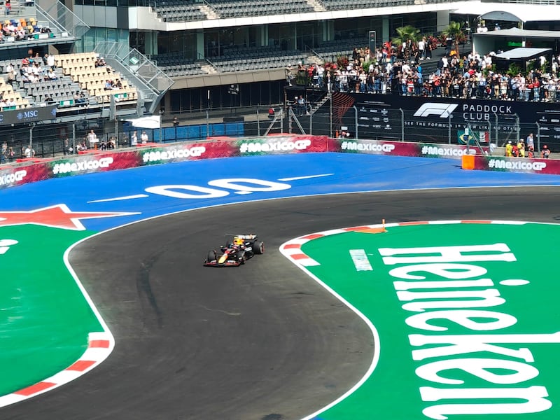 La nueva película de Fórmula 1 protagonizada por Brad Pitt incluye emocionantes escenas grabadas en el Autódromo Hermanos Rodríguez. Desde el accidente de Checo Pérez hasta la participación del público mexicano, descubre los momentos clave en los que México brilla en la cinta.