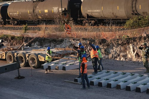 Temen vecinos daños a sus casas por el tren