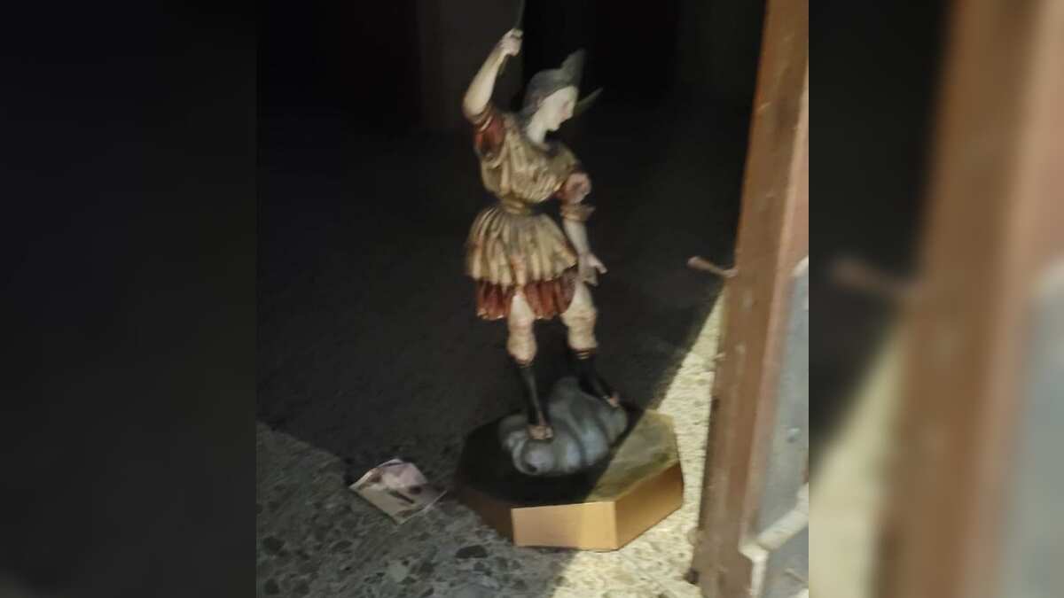 La estatua del arcángel quedó intacta, pero el presunto ladrón con una herida en el cuello.